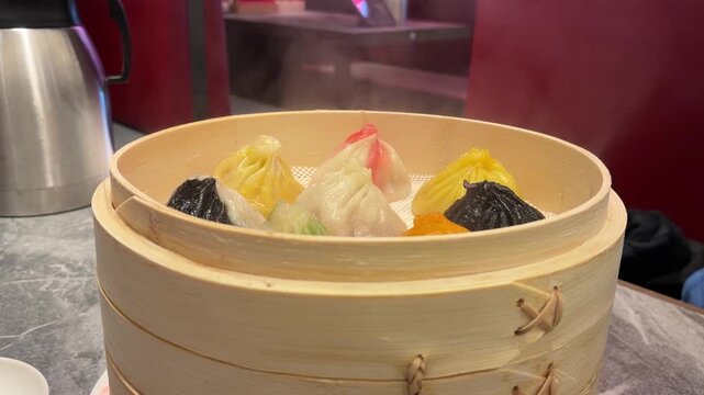 蒸籠で蒸したカラフルな小籠包