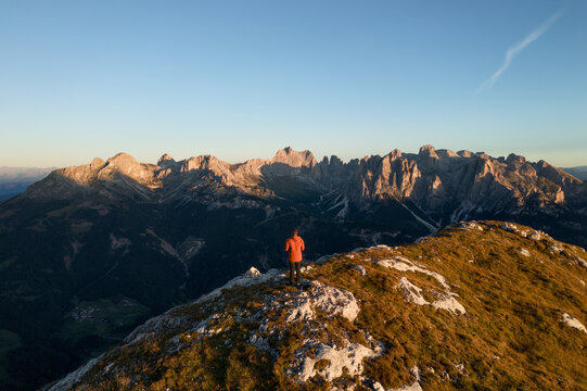 Escursionista ammira le Dolomiti all'alba dal Sas Aut, Val di Fassa