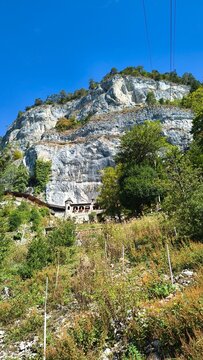 Antico Edificio in Pietra Incastonato nella Parete della Montagna