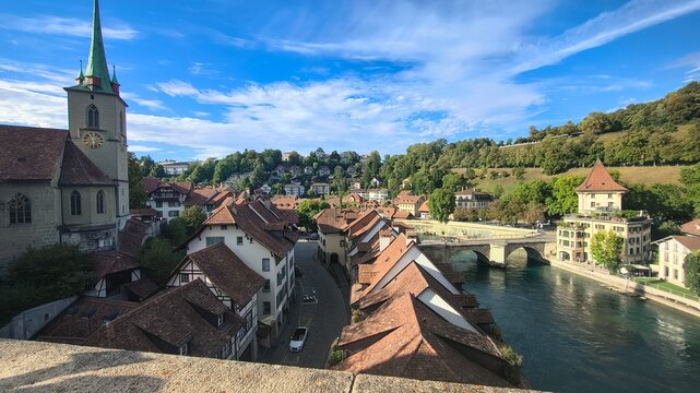 Cittadina europea con ponte in pietra e fiume sotto cielo sereno