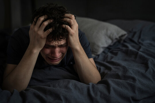 uomo che piange depressione disperazione 