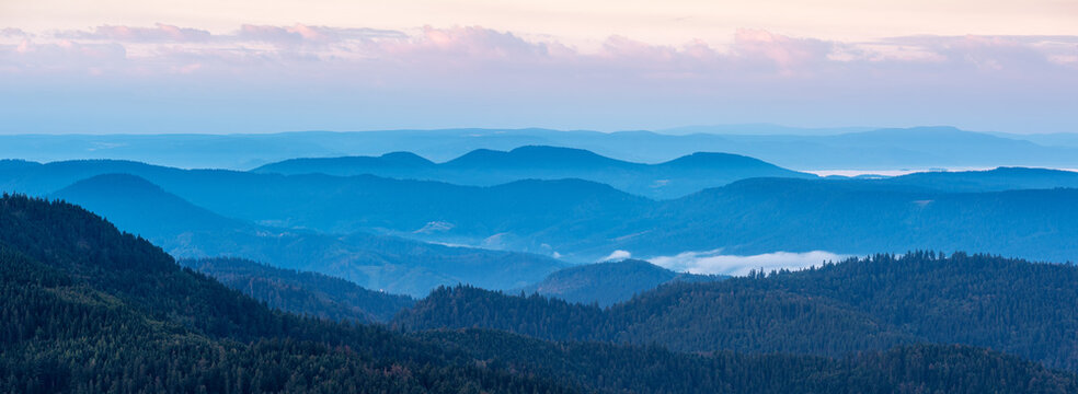 Morgenstimmung im Schwarzwald, Ausblick &uuml;ber endlose H&uuml;gelketten in der D&auml;mmerung, Nebel im Tal, Baden-W&uuml;rttemberg, Deutschland 