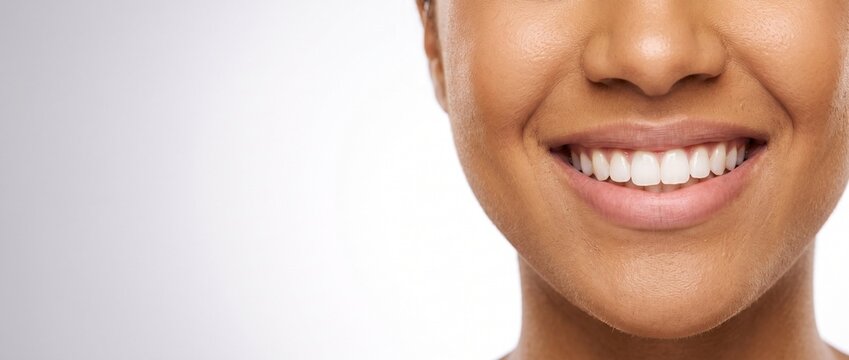 Sorriso largo feminino com dentes brancos e saud&aacute;veis, higiene oral e odontologia.