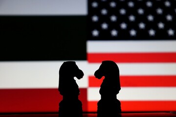 Thailand and United States flags behind chess knight pieces. Diplomatic strategy and trade negotiations. © Blossom Stock Studio
