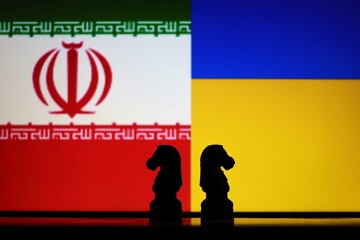 Iran and Ukraine flags behind chess pieces. Geopolitical conflict, military intelligence, and international relations. © Blossom Stock Studio