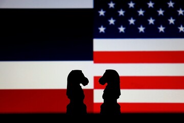 Thailand and United States flags behind chess knight pieces. Diplomatic strategy and trade negotiations. © Blossom Stock Studio