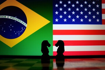 Brazil and United States flags behind chess knight pieces. Diplomatic strategy, international relations, and geopolitical negotiation.  © Blossom Stock Studio