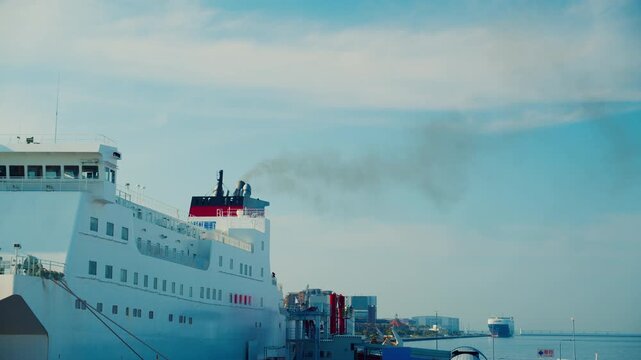 神戸港に停泊する大型フェリーの船体 4Kシネマティック映像素材