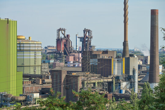 Thyssenkrupp-Stahlwerk in Duisburg-Bruckhausen mit dem gr&uuml;n verkleideten Heizkraftwerk Hamborn links, Duisburg, Nordrhein-Westfalen, Deutschland