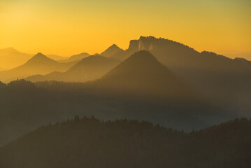 Wschód słońca w górach Pieninach z widokiem na Tatry - jesień w górach z poranną mgłą i słońcem © Tomasz