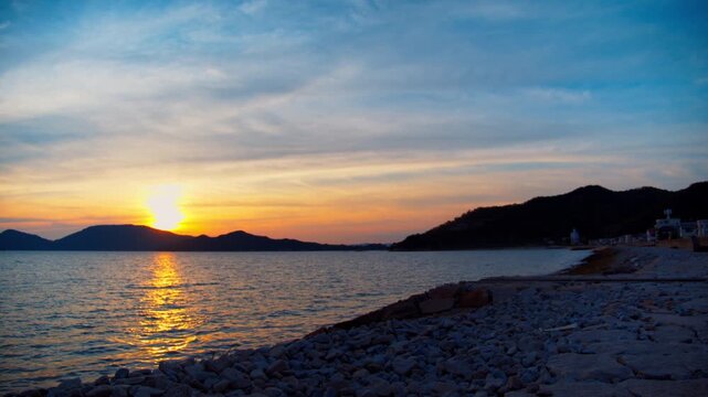 小豆島の海岸から望む瀬戸内海の夕日 4Kシネマティック映像素材