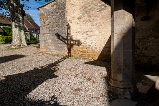 Le porche et la croix du parvis de l eglise de Chateau Chalon