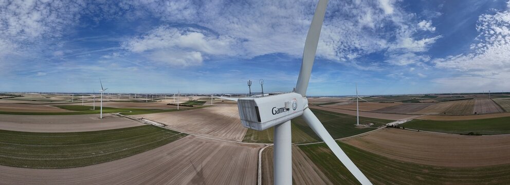 gros plan a&eacute;rien sur une nacelle d'&eacute;olienne en fonction. Le parc &eacute;olien du d&eacute;partement de la Marne situ&eacute; entre Ch&acirc;lons-en-Champagne et Vitry le Fran&ccedil;ois est le deuxi&egrave;me parc plus important de France