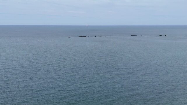 Arromanches-les-Bains et l'ancien port artificiel utilis&eacute; pour le d&eacute;barquement en Normandie