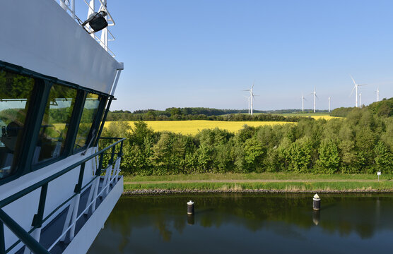 Containerschiff Br&uuml;cke im Nord-Ostsee-Kanal