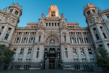 Obraz premium Cibeles Palace at golden hour in Madrid