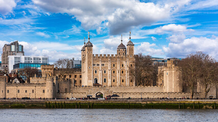 Fototapeta premium Tower of London on the River Thames at sunset in London, UK, England, Europe, featuring the historic White Tower and medieval fortress bathed in warm evening light