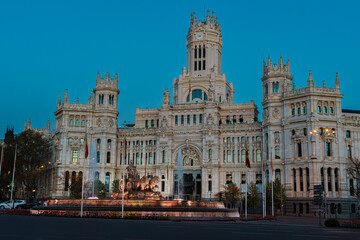 Obraz premium Cibeles Palace and fountain illuminated at dusk in Madrid, Spain