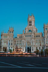 Obraz premium Cibeles Palace and fountain illuminated at dusk in Madrid, Spain