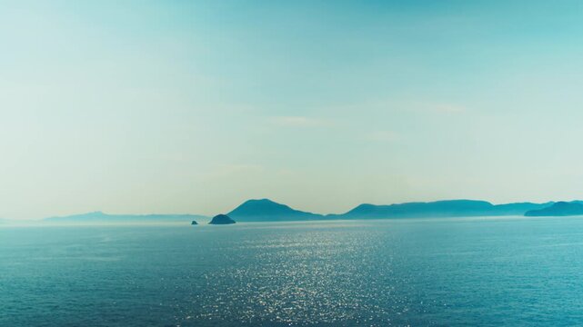 船上から望む夏の瀬戸内海と遠くの島々 4Kシネマティック映像素材