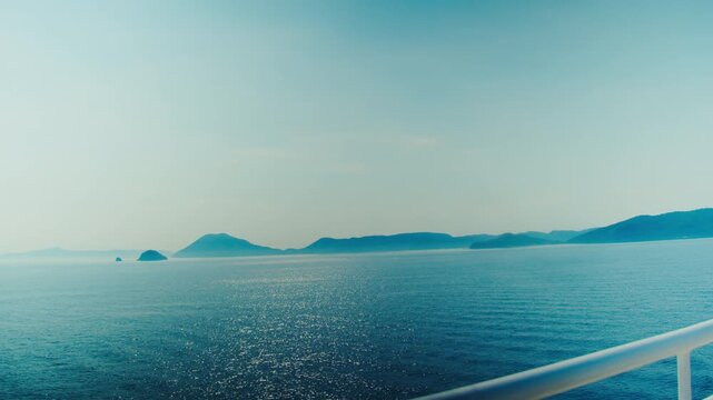 船上から望む小豆島沖の瀬戸内海と島々 4Kシネマティック映像素材