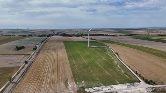 Vue a&eacute;rienne panoramique du parc &eacute;olien pr&egrave;s de Vitry-le-Fran&ccedil;ois. La Marne est le deuxi&egrave;me d&eacute;partement de France o&ugrave; l'on trouve le plus d'&eacute;oliennes, .avec 479 machines