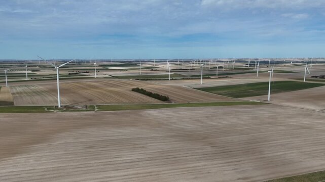 Vue a&eacute;rienne panoramique du parc &eacute;olien pr&egrave;s de Vitry-le-Fran&ccedil;ois. La Marne est le deuxi&egrave;me d&eacute;partement de France o&ugrave; l'on trouve le plus d'&eacute;oliennes, .avec 479 machines