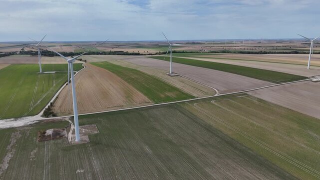 Vue a&eacute;rienne panoramique du parc &eacute;olien pr&egrave;s de Vitry-le-Fran&ccedil;ois. La Marne est le deuxi&egrave;me d&eacute;partement de France o&ugrave; l'on trouve le plus d'&eacute;oliennes, .avec 479 machines