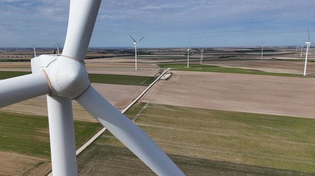 Vue a&eacute;rienne panoramique du parc &eacute;olien pr&egrave;s de Vitry-le-Fran&ccedil;ois. La Marne est le deuxi&egrave;me d&eacute;partement de France o&ugrave; l'on trouve le plus d'&eacute;oliennes, .avec 479 machines