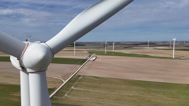 Vue a&eacute;rienne panoramique du parc &eacute;olien pr&egrave;s de Vitry-le-Fran&ccedil;ois. La Marne est le deuxi&egrave;me d&eacute;partement de France o&ugrave; l'on trouve le plus d'&eacute;oliennes, .avec 479 machines