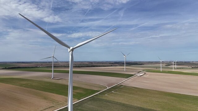 Vue a&eacute;rienne panoramique du parc &eacute;olien pr&egrave;s de Vitry-le-Fran&ccedil;ois. La Marne est le deuxi&egrave;me d&eacute;partement de France o&ugrave; l'on trouve le plus d'&eacute;oliennes, .avec 479 machines