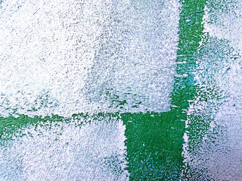 manchas de brochazos con pintura blanca sobre una pared verde rugosa con textura y abstracto IMG_7662-as26