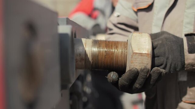 Large threaded fastener connection on heavy transport equipment
