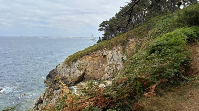 sentier douanier le long de la c&ocirc;te du cap Sizun en Finist&egrave;re sud