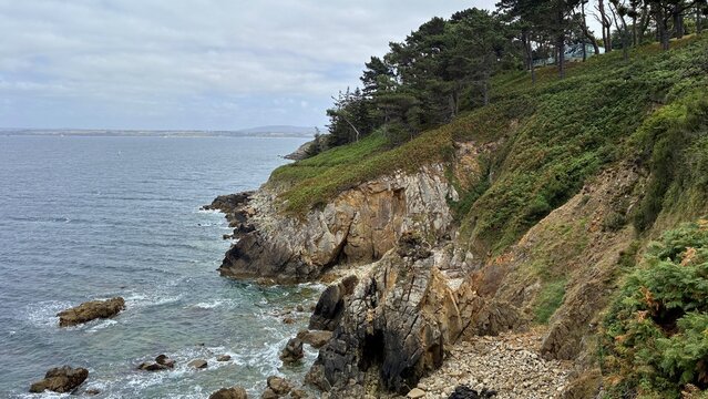 sentier douanier le long de la c&ocirc;te du cap Sizun en Finist&egrave;re sud