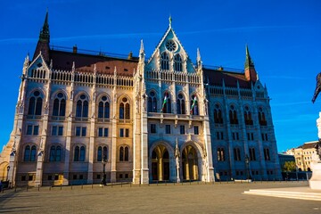 Obraz premium Historic Building Under Clear Blue Sky