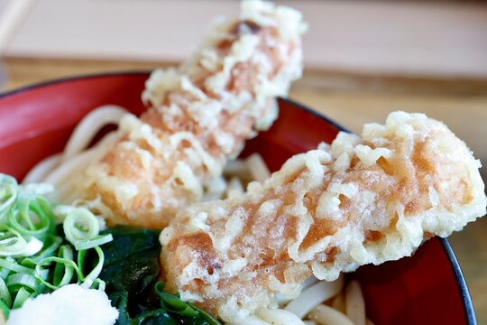 ちくわ天ぷらをトッピングしたうどん。ねぎとわかめ添え