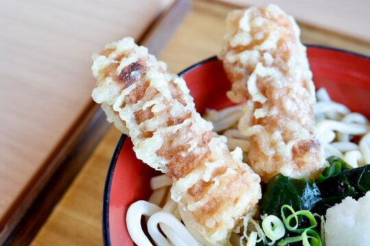 ちくわ天ぷらをトッピングしたうどん。ねぎとわかめ添え