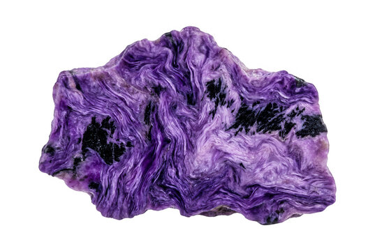 Une pierre brute de charo&iuml;te violette avec des motifs tourbillonnants noirs et violets distinctifs, isol&eacute;e sur un fond blanc pur pour une utilisation en bijouterie ou en g&eacute;ologie.