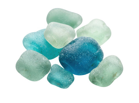 Un gruppo di pezzi di vetro marino levigato dalle onde in tonalit&agrave; blu e verde acqua, disposti su uno sfondo bianco puro, ideale per progetti di design creativo, decorazione o artigianato marino.