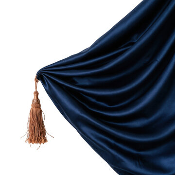 Elegante tenda in raso blu scuro drappeggiata e raccolta di lato con una nappa decorativa marrone, isolata su sfondo bianco con spazio di copia.