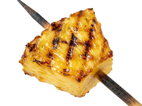 白い背景に孤立した、こんがりと美味しそうな焼き目のついたジューシーな焼きパイナップルの串焼きのクローズアップ。バーベキューやアウトドアでのデザートにぴったりな、甘くて香ばしいトロピカルフルーツのフード素材。