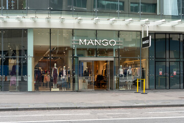 Obraz premium Toronto, Ontario, Canada - September 6, 2026: A Mango fashion retail store on Bloor Street West in Toronto, Ontario, Canada. Mango is a Spanish clothing design and manufacturing company. 