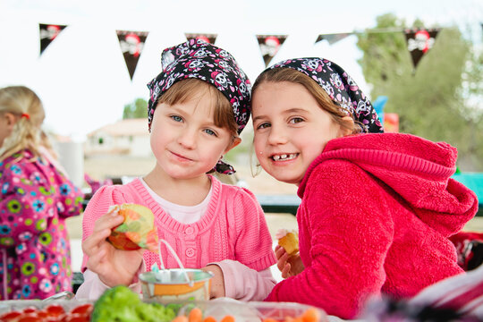 Kids eating Cupcakes at Pirate Party