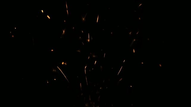 発光する火の粉と火花が舞い散るドラマチックなシーン