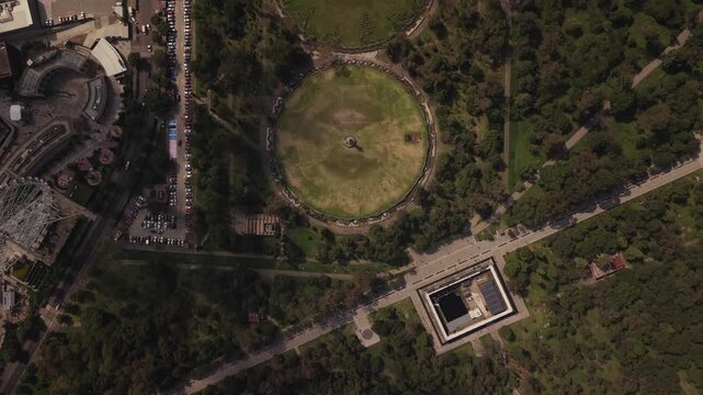 Smooth forward drone flight over C&aacute;rcamos de Dolores in Chapultepec, Mexico City, showing dense vegetation, the forest, and part of Parque Aztl&aacute;n.