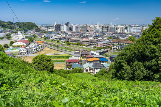 高台から望む聖蹟桜ヶ丘駅周辺の都市風景
