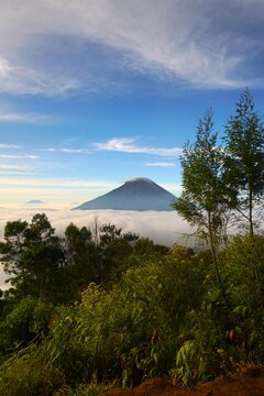 awan di atas pegunungan
