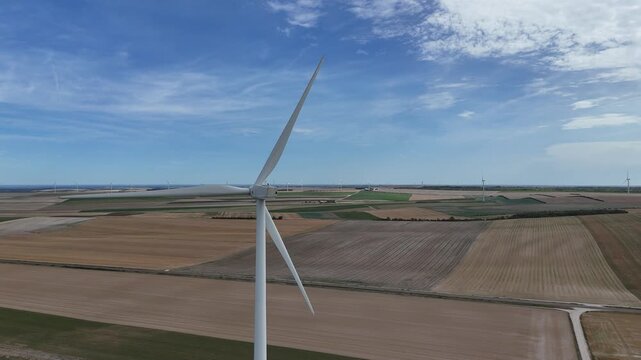Vue a&eacute;rienne panoramique du parc &eacute;olien pr&egrave;s de Vitry-le-Fran&ccedil;ois. La Marne est le deuxi&egrave;me d&eacute;partement de France o&ugrave; l'on trouve le plus d'&eacute;oliennes, .avec 479 machines