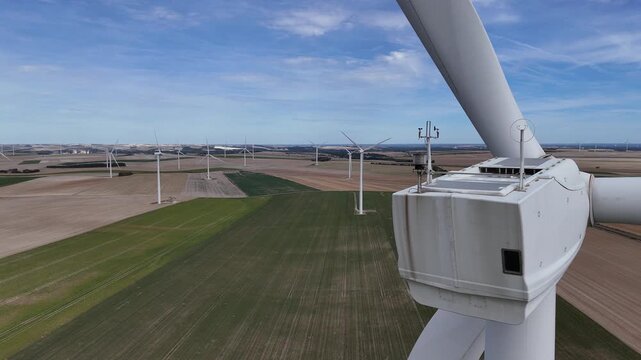 Vue a&eacute;rienne panoramique du parc &eacute;olien pr&egrave;s de Vitry-le-Fran&ccedil;ois. La Marne est le deuxi&egrave;me d&eacute;partement de France o&ugrave; l'on trouve le plus d'&eacute;oliennes, .avec 479 machines